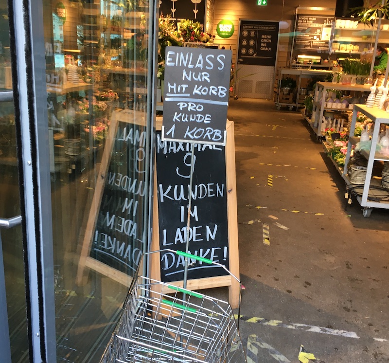 Schild am Ladeneingang: Einlass nur mit Körbchen